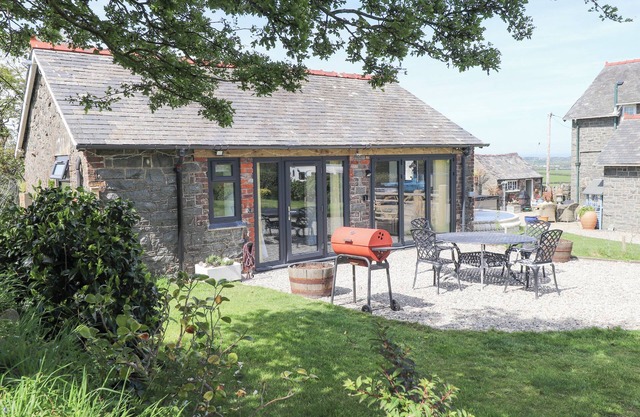 AEL-Y-BRYN, pet friendly, with a garden in Tudweiliog