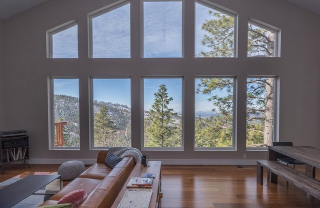 Aerial Ascent Yosemite est un spacieux, trois chambres, deux salles de bain, 10 couchages confortablement, nouvelle construction ...