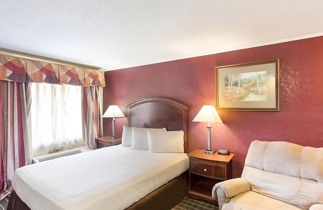 Affordability Meets Comfort in the Knights Inn Ashland! Pool, Pet-Friendly!