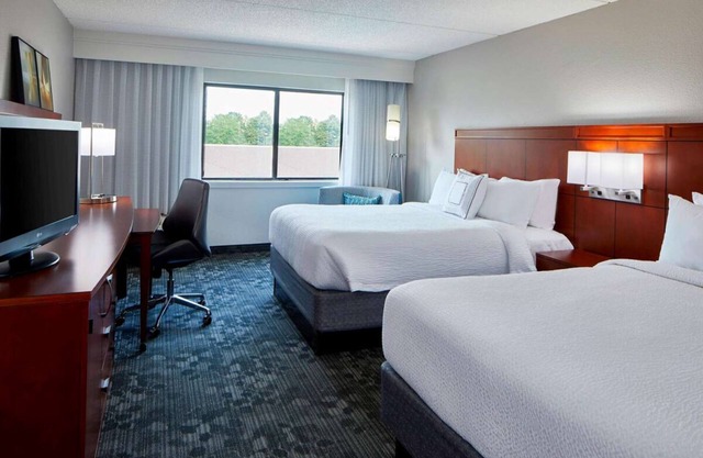 Affordability Meets Comfort! Two Contemporary Units, Free Airport Shuttle!