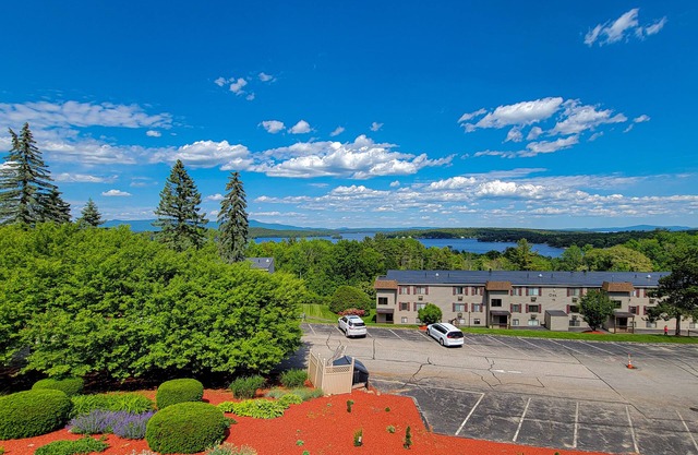 2BR Condo near Weirs Beach 15 Mins to Gunstock Ski