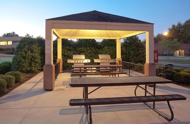 Affordable & Convenient: 4 Cozy Suites w/Full Kitchen, BBQ & Pet-Friendly