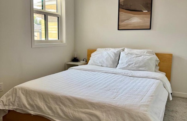 Affordable Cozy Bedroom Close to YYC Airport