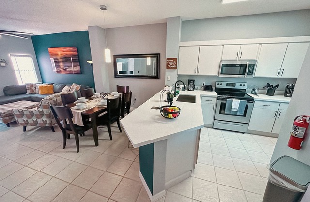 Affordable Family House Minutes from the Parks!