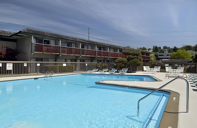 Affordable Getaway at Red Lion Hotel Bellevue! Pet-Friendly, Outdoor Pool