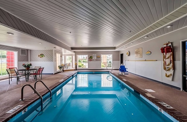 Affordable Getaway! Free Parking, Free Breakfast, Pool, Near Castlewood Park