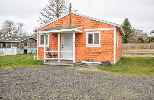 Ocean Spray Resort Cottage 6 by Grayland Beach
