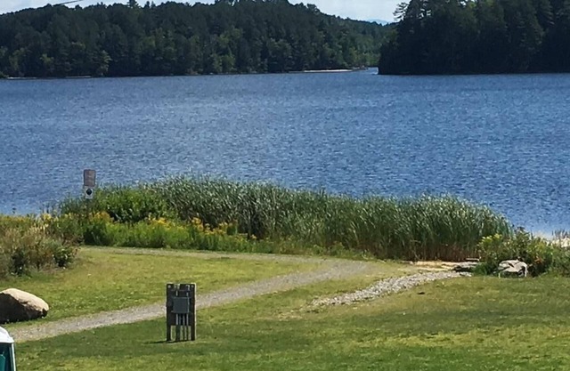 Hébergement abordable au bord du lac dans le magnifique étang de l'île juste à côté du sentier.