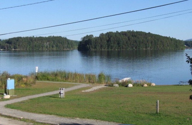 Hébergement abordable au bord du lac dans le magnifique étang de l'île juste à côté du sentier.