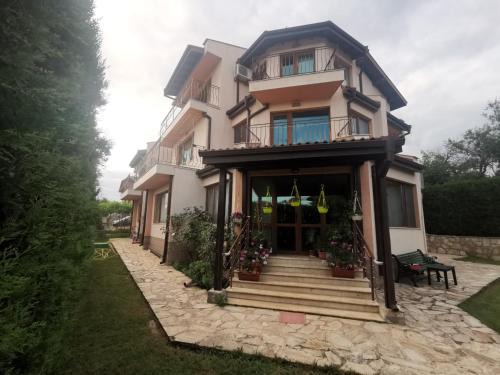 Affordable Rooms with BBQ 5 min drive from beach Villa Lusi