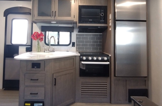 Affordable stay 7 minutes to the beach 2021 32' RV