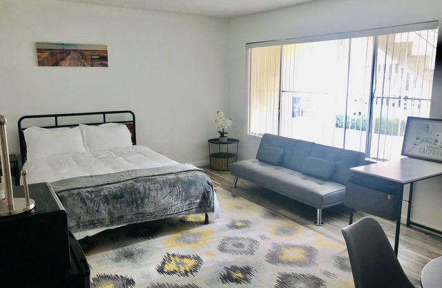 Affordable studio w/ parking in West LA, SM Beach, UCLA, SMC