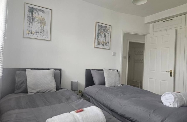 Affordable Stylish Fully Furnished 2 Bedroom Apartment,sleeps upto 6 people