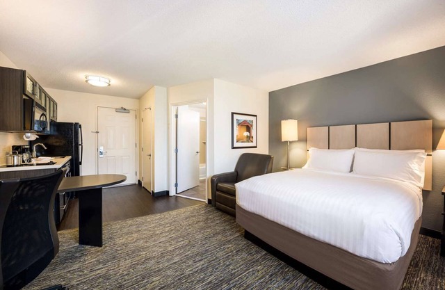 Affordable Suite w/ Full Kitchen – Perfect for Work or Family Stays