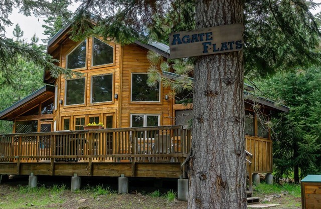Agate Flats Cabin w/ Jacuzzi and Wood Stove at Green Springs Inn