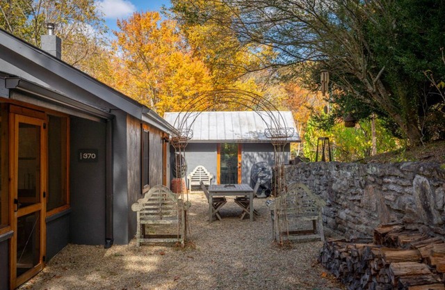 Agern Cottage A peaceful mountain retreat, close to hiking, biking and Asheville