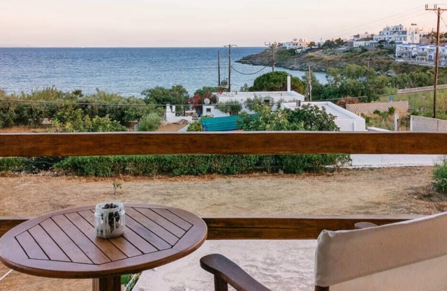 Chambre avec lit double et vue panoramique sur la mer