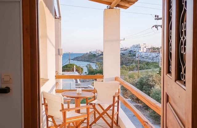 Chambre avec deux lits et vue panoramique sur la mer