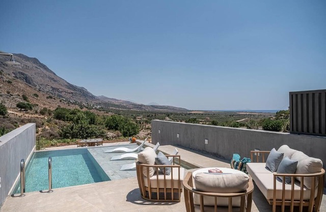 Agrimi Luxury Suite with Private Pool