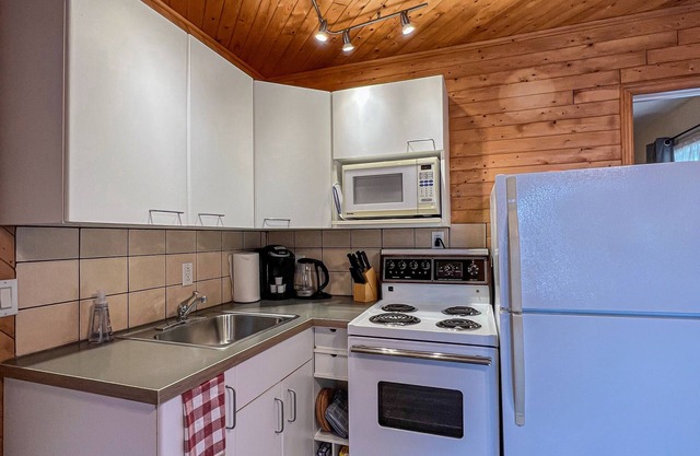 Ahmic Lake Resort's 1-Bedroom Cottage w/ hot tub (LOON Cottage)