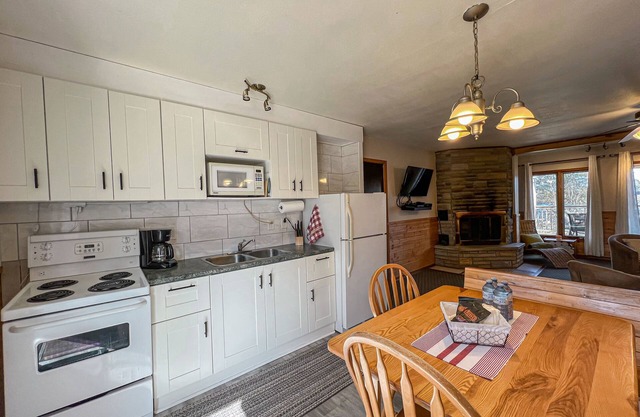 Ahmic Lake Resort's 2-Bedroom Cottage with Hot Tub (Gray Wolf Cottage)