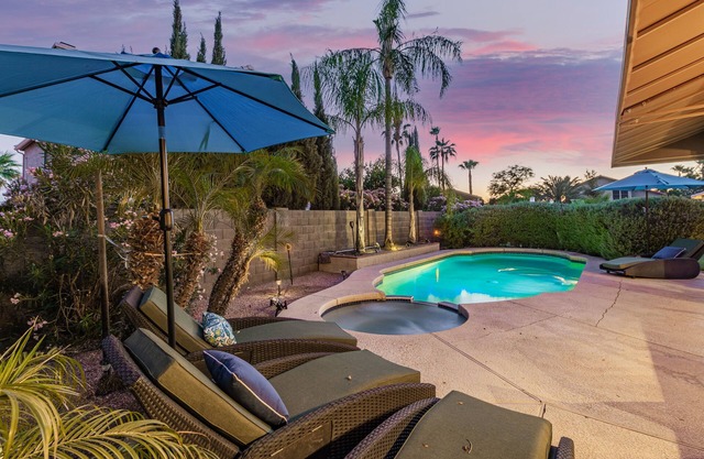 Heated Pool/Spa, Putting Green, Pool Table! Sleeps 8!