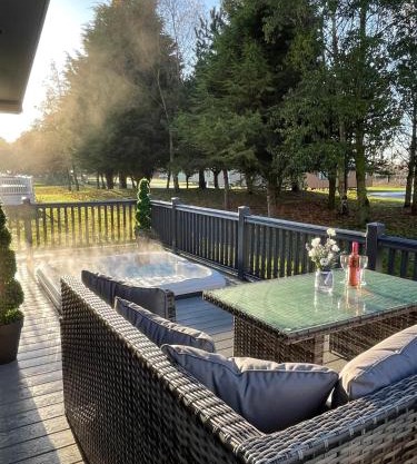 Ailsa Lodge with Hot Tub
