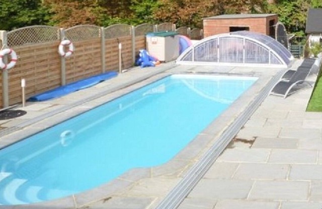 Air-con 6 bed house with pool+cinema+games room