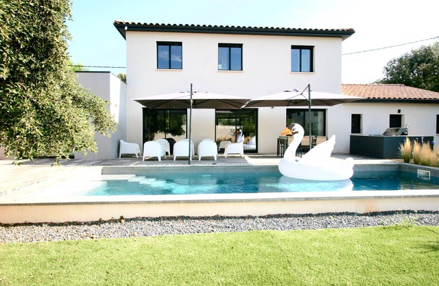 Villa climatisée avec piscine au calme proche commodités