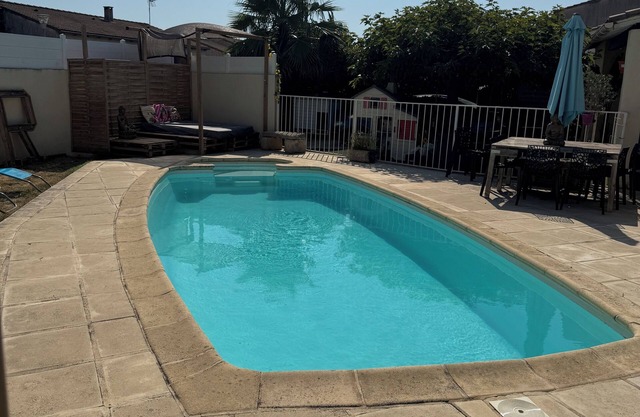 Air-conditioned villa with pool, close to the sea