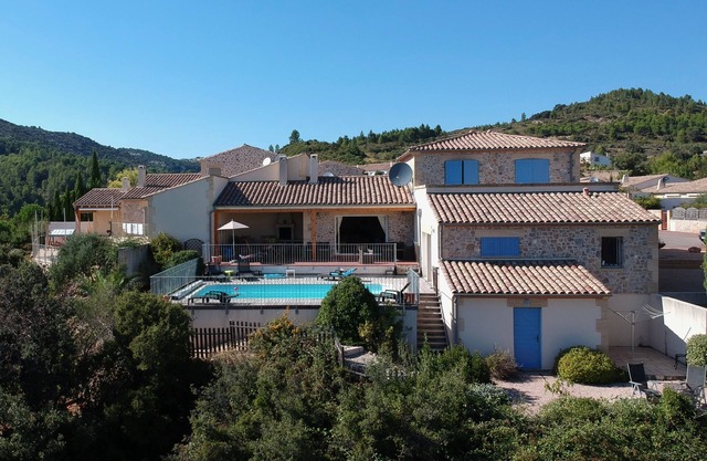 Air- Conditioned 5 Bedroom Villa with Stunning Castle Views