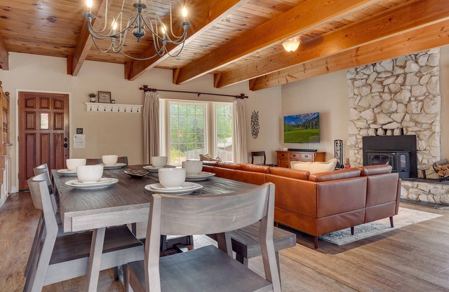 NEW: Outdoor Spa, 5 Mins to Heavenly/ Casinos/ Beaches: Little Bear Cabin