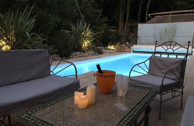 Villa+Studio (5/6 chambres - 11 pers) PISCINE privée, JARDIN fleuri, CALME