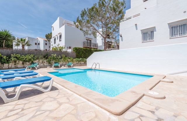 Appartement climatisé avec piscine, Wi-Fi, balcon et proche de la plage.