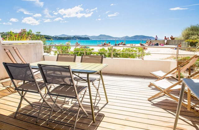 Appartement climatisé avec accès direct à la mer! Terrasse les pieds dans l eau!