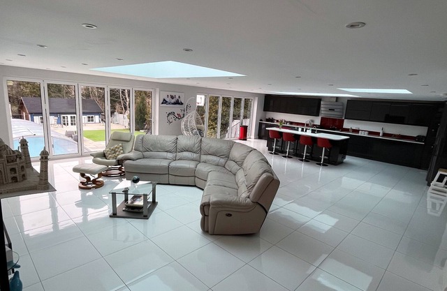 Air-conditioned Large 6 bed house with pool+cinema+games room