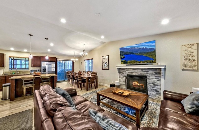 6 chambres haut de gamme avec bain à remous, 13 lits, table de billard, plus dans un emplacement central!