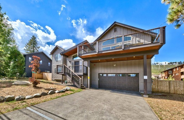 Easy Winter Access, Hot Tub, Fully Equipped Kitchen, Game Room, Higher-end, A/C