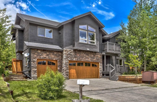 Pet Friendly, Near Lake, Hot Tub, Air Conditioning, Bunks, + 5 Kids 5 Years Old and Younger