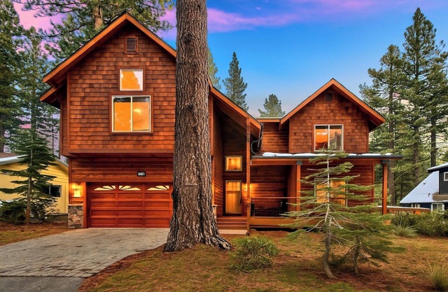 Hot Tub, Free EV Charger, Bunk Beds, A/C, High-end Mountain Home