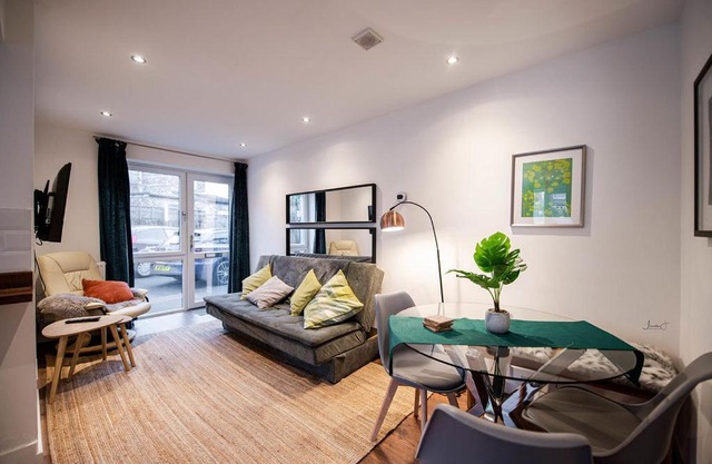 Air Host and Stay - Apartment 5 Broadhurst Court sleeps 6 minutes from town centre