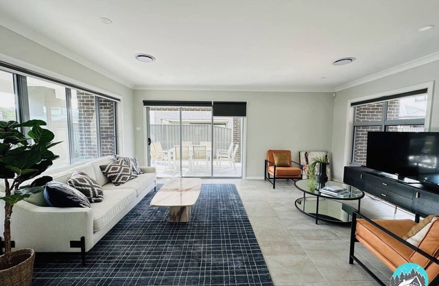 Aircabin - Denham Court - Modern - 4 Beds House