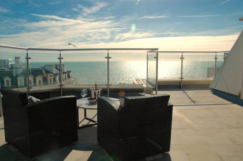 Airhost's Brighton's Best Green Diamond Escape with Sea Views