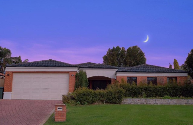 Airport 6BR Haven - Quiet Yard & AC