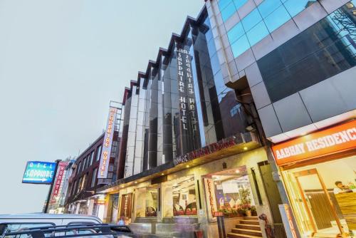 Airport La Sapphire Hotel & Restaurant