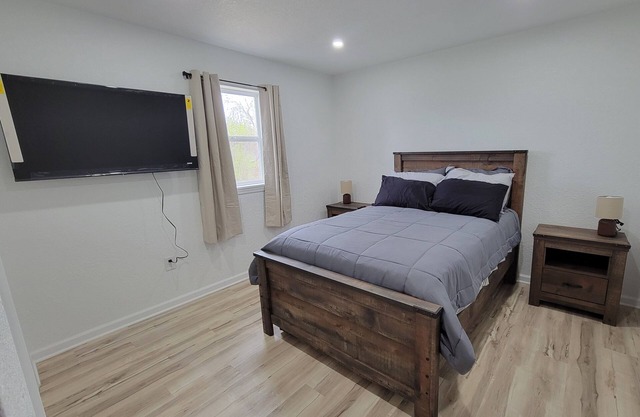 Airport Oasis - Remolded home less than 5 minutes from the airport