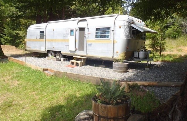 Airstream dans les séquoias, près de la rivière et des plages (séjours de 1 mois ou plus)
