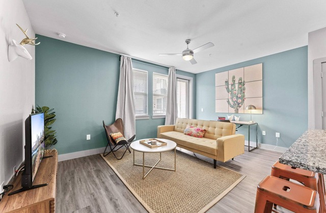 Airy 1BR luxe suite close to Downtown w/ fast WiFi