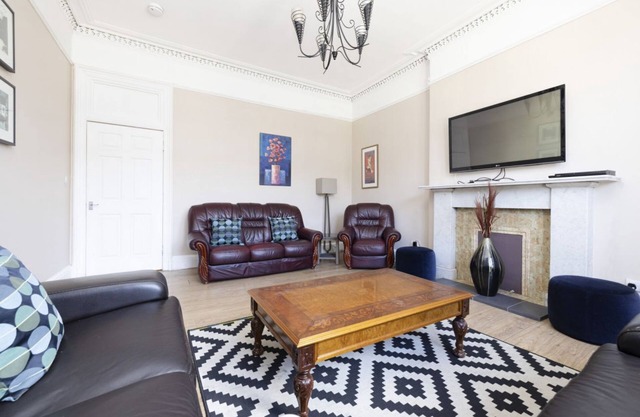 Sale 50%! Absolutely Fabulous 3-BR Apartment in the Centre for a Great Price