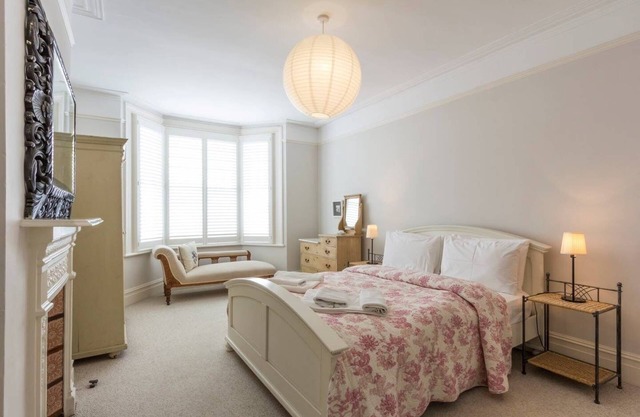 Airy seafront apartment, all one level, free parking, 3 bedrooms & 3 bathrooms